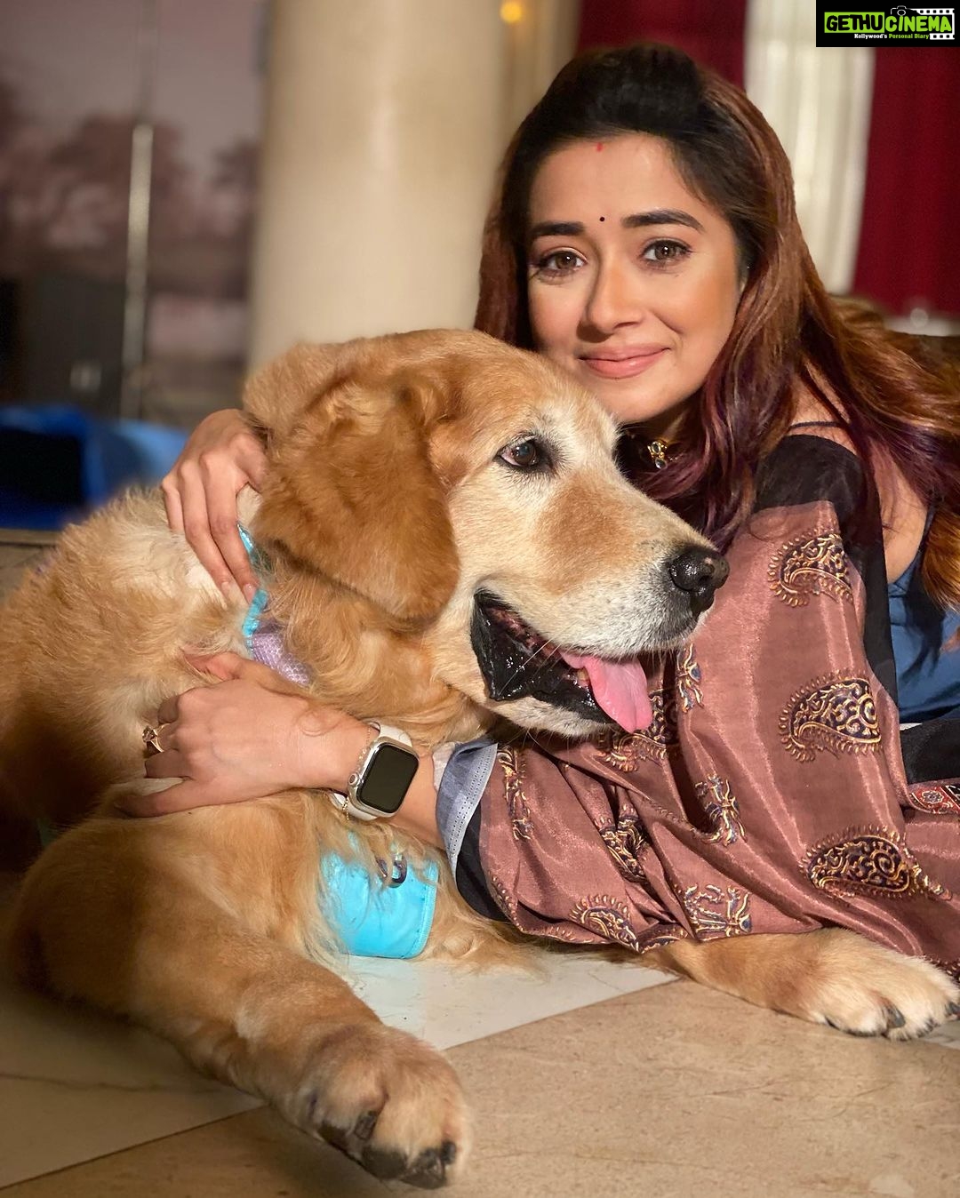 Tina Datta Instagram - A hug that takes away all my stress and worries... My baby boy!! ❤️ . . . #FamilyDatta #FamilySunday #EklaChaloRe #WarriorPrincess #HumRaheNaRaheHum #dogsofinstagram #petlovers #doglover #tinadatta Umbergaon