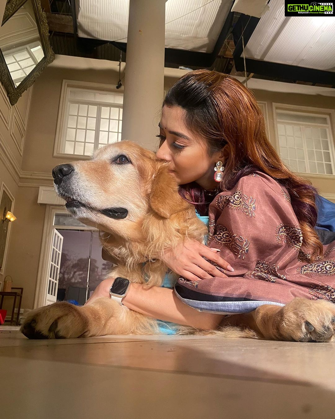 Tina Datta Instagram - A hug that takes away all my stress and worries... My baby boy!! ❤️ . . . #FamilyDatta #FamilySunday #EklaChaloRe #WarriorPrincess #HumRaheNaRaheHum #dogsofinstagram #petlovers #doglover #tinadatta Umbergaon