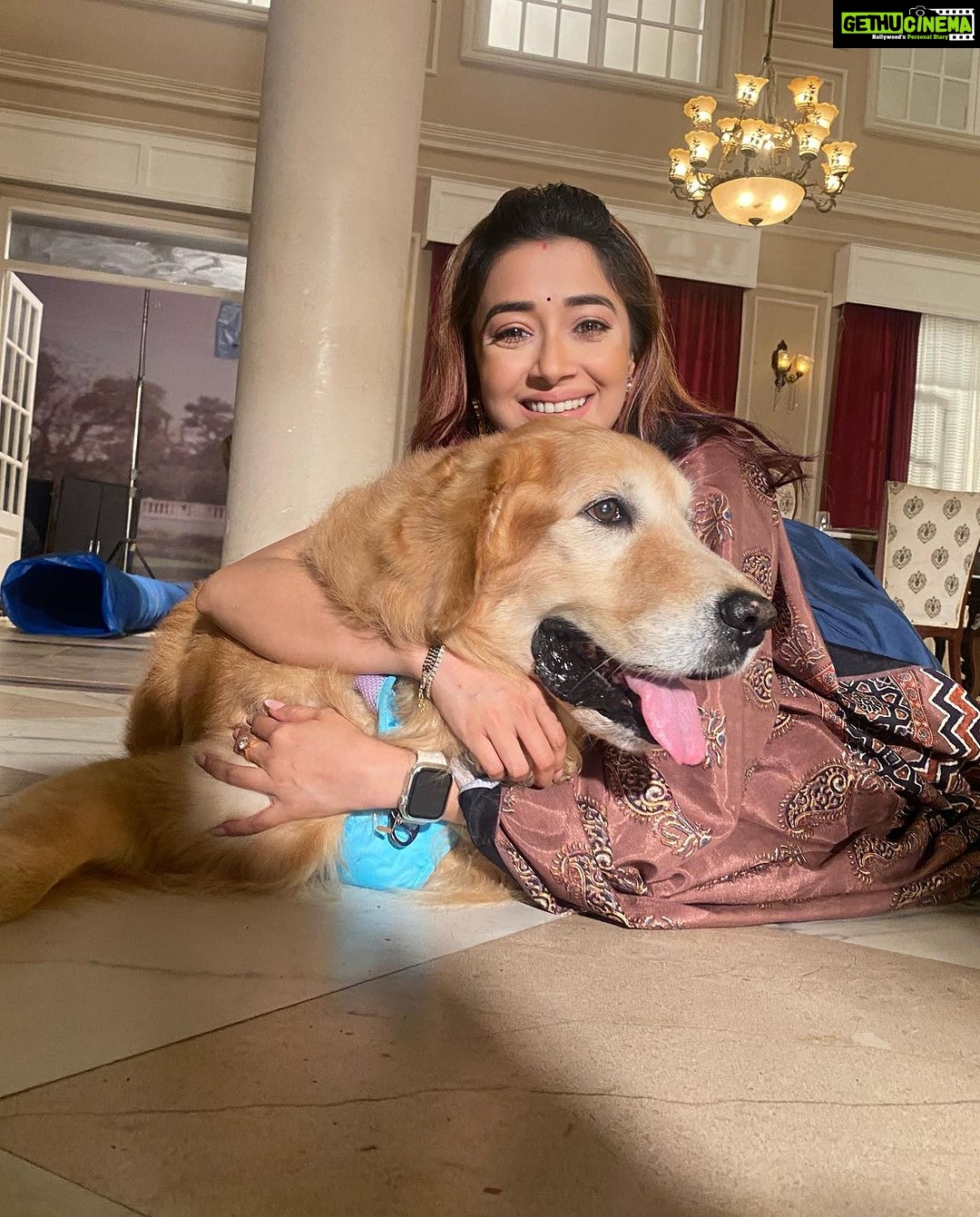 Tina Datta Instagram - A hug that takes away all my stress and worries... My baby boy!! ❤️ . . . #FamilyDatta #FamilySunday #EklaChaloRe #WarriorPrincess #HumRaheNaRaheHum #dogsofinstagram #petlovers #doglover #tinadatta Umbergaon