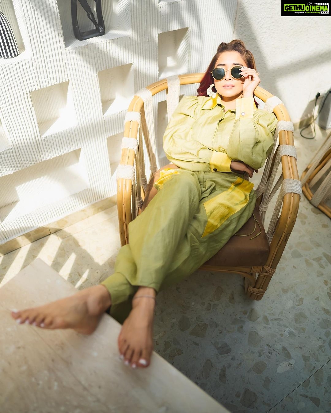 Tina Datta Instagram - Baarish mein Sun ko kar rahe ho Miss? See, how it gave me a Kiss!! Bas Insta isse zyada nahi ho sakti main poetic! . . . #EklaChaloRe #WarriorPrincess #TinaKaStyle #sunshine #sunkissed #photooftheday #instagood #ootd #tinadatta