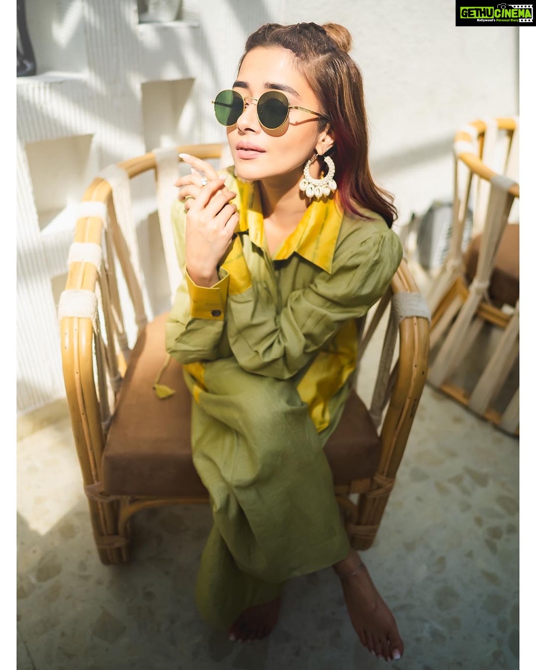 Tina Datta Instagram - Baarish mein Sun ko kar rahe ho Miss? See, how it gave me a Kiss!! Bas Insta isse zyada nahi ho sakti main poetic! . . . #EklaChaloRe #WarriorPrincess #TinaKaStyle #sunshine #sunkissed #photooftheday #instagood #ootd #tinadatta