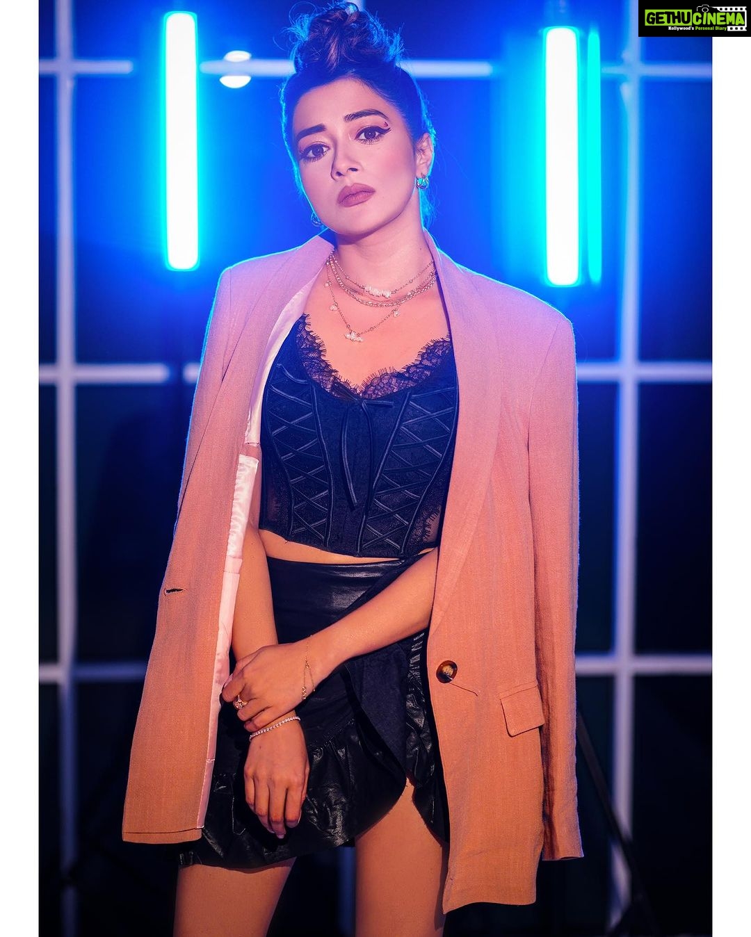 Tina Datta Instagram - I often wonder, Why the skies thunder? Is that some blunder? Ohh, I often wonder!! Clapping at my own poems... . . . #EklaChaloRe #WarriorPrincess #TinaKaStyle #fashion #style #ootd #ootdfashion #stylefile #tinadatta