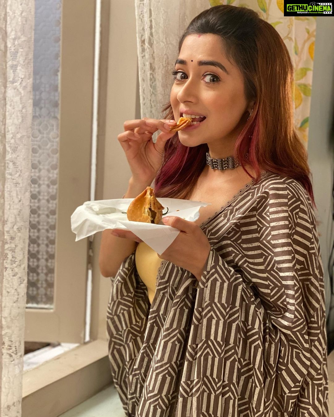 Tina Datta Instagram - When all diets go down with the rains! Woh Barish hi kya jis main pakode aur samose aur chai ka maaza nah liya… list toh lambi hai but trainer se post hide karne doh pehle!😉 Aur kya aap dekh rahe hain HUM RAHE NA RAHE HUM? Aur kaisa lag raha hain, Bataiye jaldi se comment section mein... Kaun hain sabse pyaara, Aur kaun sabse shaandaar? Jaldi se likhiye Samai nikalkar😉😉 . . . #EklaChaloRe #WarriorPrincess #humrahenarahehum #sonyentertainmenttelevision #instagood #monsoon #rainyday #tinadatta