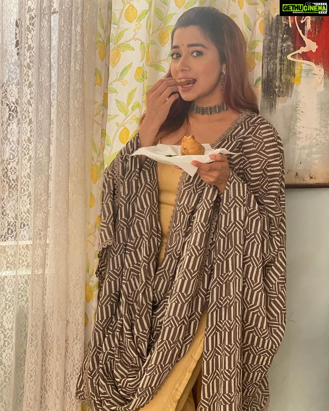 Tina Datta Instagram - When all diets go down with the rains! Woh Barish hi kya jis main pakode aur samose aur chai ka maaza nah liya… list toh lambi hai but trainer se post hide karne doh pehle!😉 Aur kya aap dekh rahe hain HUM RAHE NA RAHE HUM? Aur kaisa lag raha hain, Bataiye jaldi se comment section mein... Kaun hain sabse pyaara, Aur kaun sabse shaandaar? Jaldi se likhiye Samai nikalkar😉😉 . . . #EklaChaloRe #WarriorPrincess #humrahenarahehum #sonyentertainmenttelevision #instagood #monsoon #rainyday #tinadatta