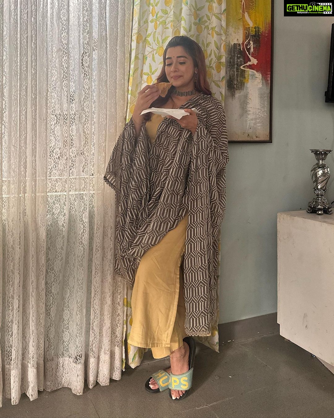 Tina Datta Instagram - When all diets go down with the rains! Woh Barish hi kya jis main pakode aur samose aur chai ka maaza nah liya… list toh lambi hai but trainer se post hide karne doh pehle!😉 Aur kya aap dekh rahe hain HUM RAHE NA RAHE HUM? Aur kaisa lag raha hain, Bataiye jaldi se comment section mein... Kaun hain sabse pyaara, Aur kaun sabse shaandaar? Jaldi se likhiye Samai nikalkar😉😉 . . . #EklaChaloRe #WarriorPrincess #humrahenarahehum #sonyentertainmenttelevision #instagood #monsoon #rainyday #tinadatta