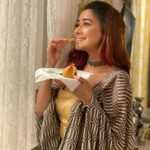 Tina Datta Instagram - When all diets go down with the rains! Woh Barish hi kya jis main pakode aur samose aur chai ka maaza nah liya… list toh lambi hai but trainer se post hide karne doh pehle!😉 Aur kya aap dekh rahe hain HUM RAHE NA RAHE HUM? Aur kaisa lag raha hain, Bataiye jaldi se comment section mein... Kaun hain sabse pyaara, Aur kaun sabse shaandaar? Jaldi se likhiye Samai nikalkar😉😉 . . . #EklaChaloRe #WarriorPrincess #humrahenarahehum #sonyentertainmenttelevision #instagood #monsoon #rainyday #tinadatta