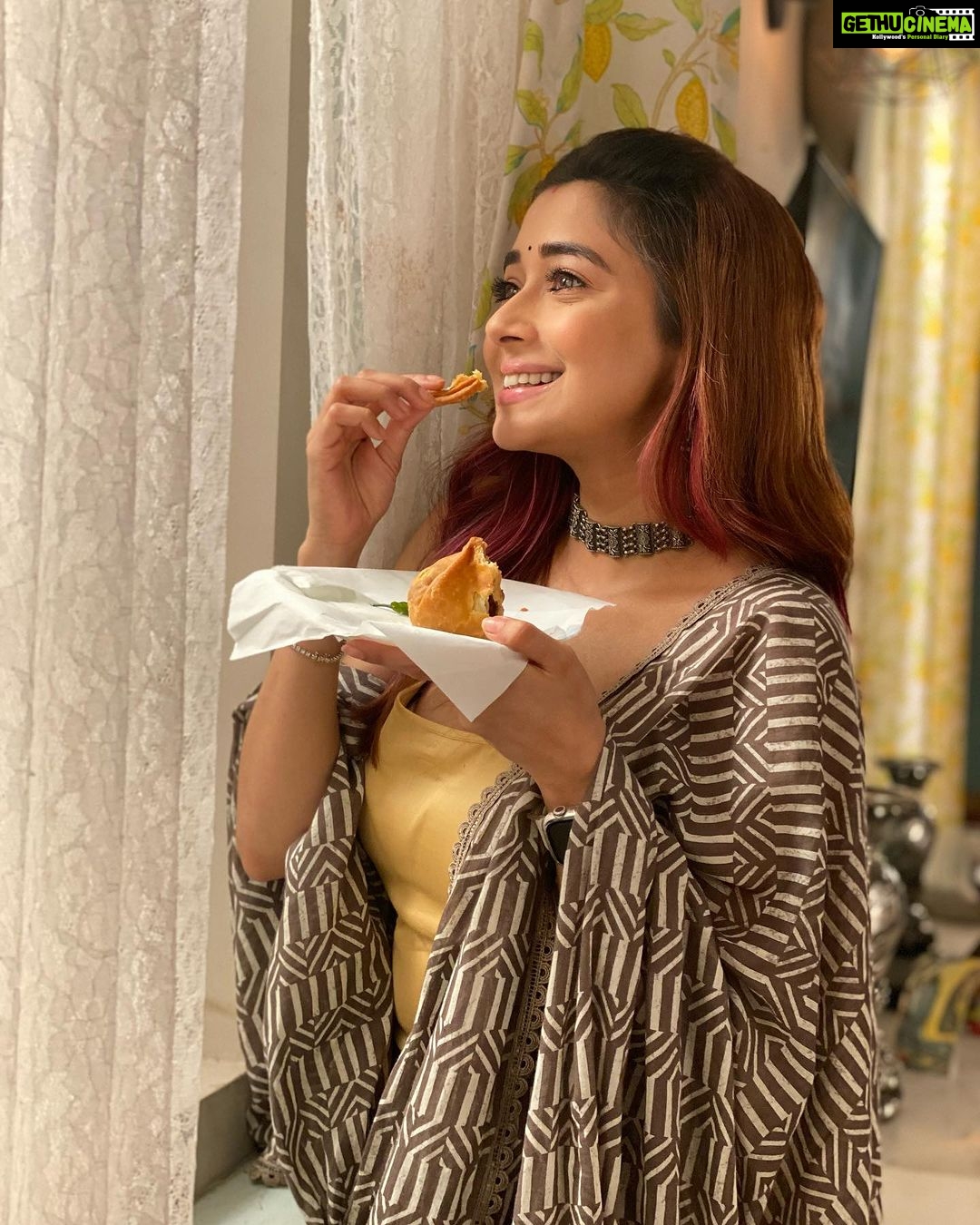 Tina Datta Instagram - When all diets go down with the rains! Woh Barish hi kya jis main pakode aur samose aur chai ka maaza nah liya… list toh lambi hai but trainer se post hide karne doh pehle!😉 Aur kya aap dekh rahe hain HUM RAHE NA RAHE HUM? Aur kaisa lag raha hain, Bataiye jaldi se comment section mein... Kaun hain sabse pyaara, Aur kaun sabse shaandaar? Jaldi se likhiye Samai nikalkar😉😉 . . . #EklaChaloRe #WarriorPrincess #humrahenarahehum #sonyentertainmenttelevision #instagood #monsoon #rainyday #tinadatta