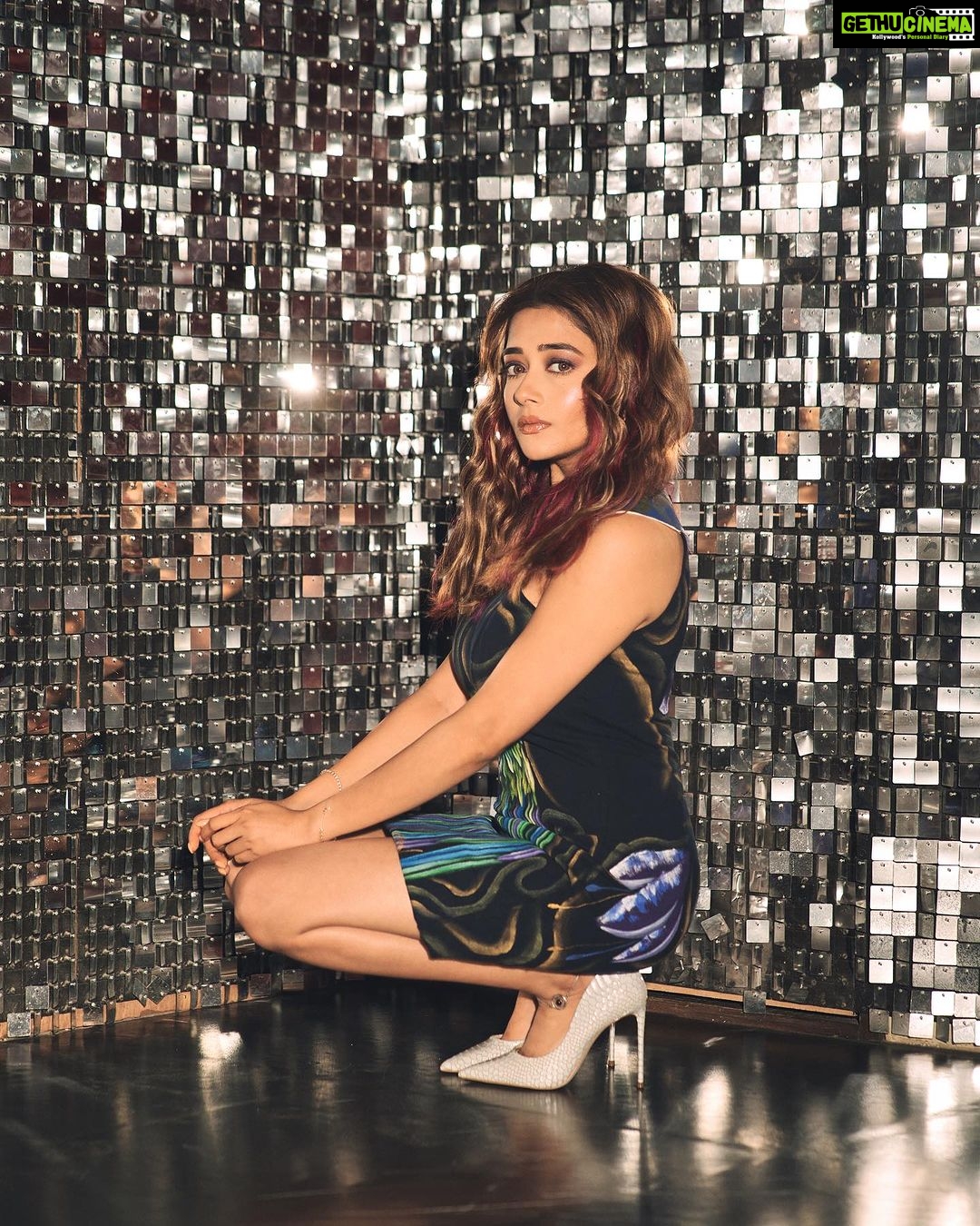 Tina Datta Instagram - . Baarish hai baahar, Par aaj party karne ka mood hai Yaar! Kya karu pata nahi; Ho hi jaati hu Tayaar!! βΊοΈππ . . . #EklaChaloRe #WarriorPrincess #TinaKaStyle #fashion #style #lookbook #stylefile #weekend #partymood #monsoon #tinadatta