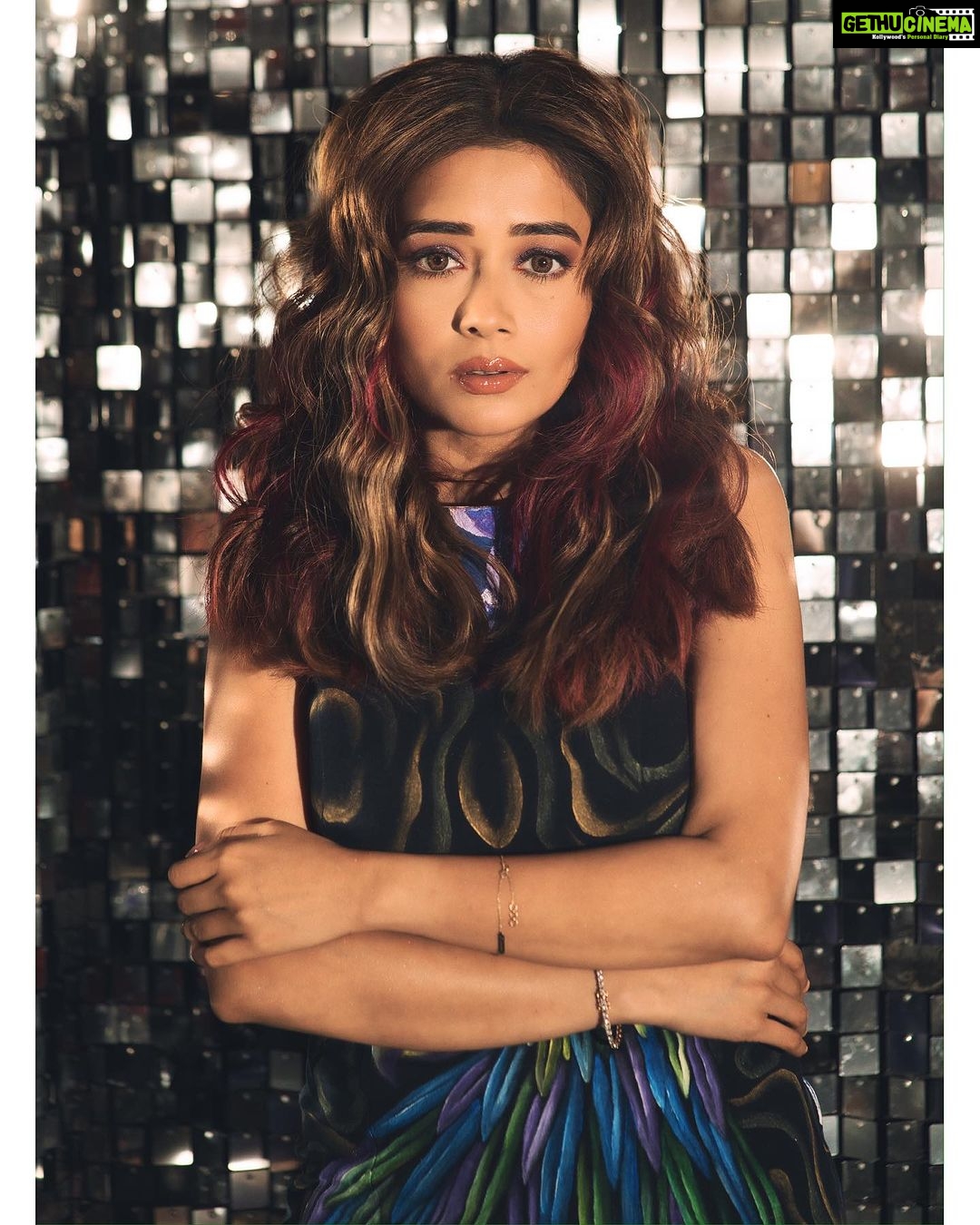 Tina Datta Instagram - . Baarish hai baahar, Par aaj party karne ka mood hai Yaar! Kya karu pata nahi; Ho hi jaati hu Tayaar!! βΊοΈππ . . . #EklaChaloRe #WarriorPrincess #TinaKaStyle #fashion #style #lookbook #stylefile #weekend #partymood #monsoon #tinadatta