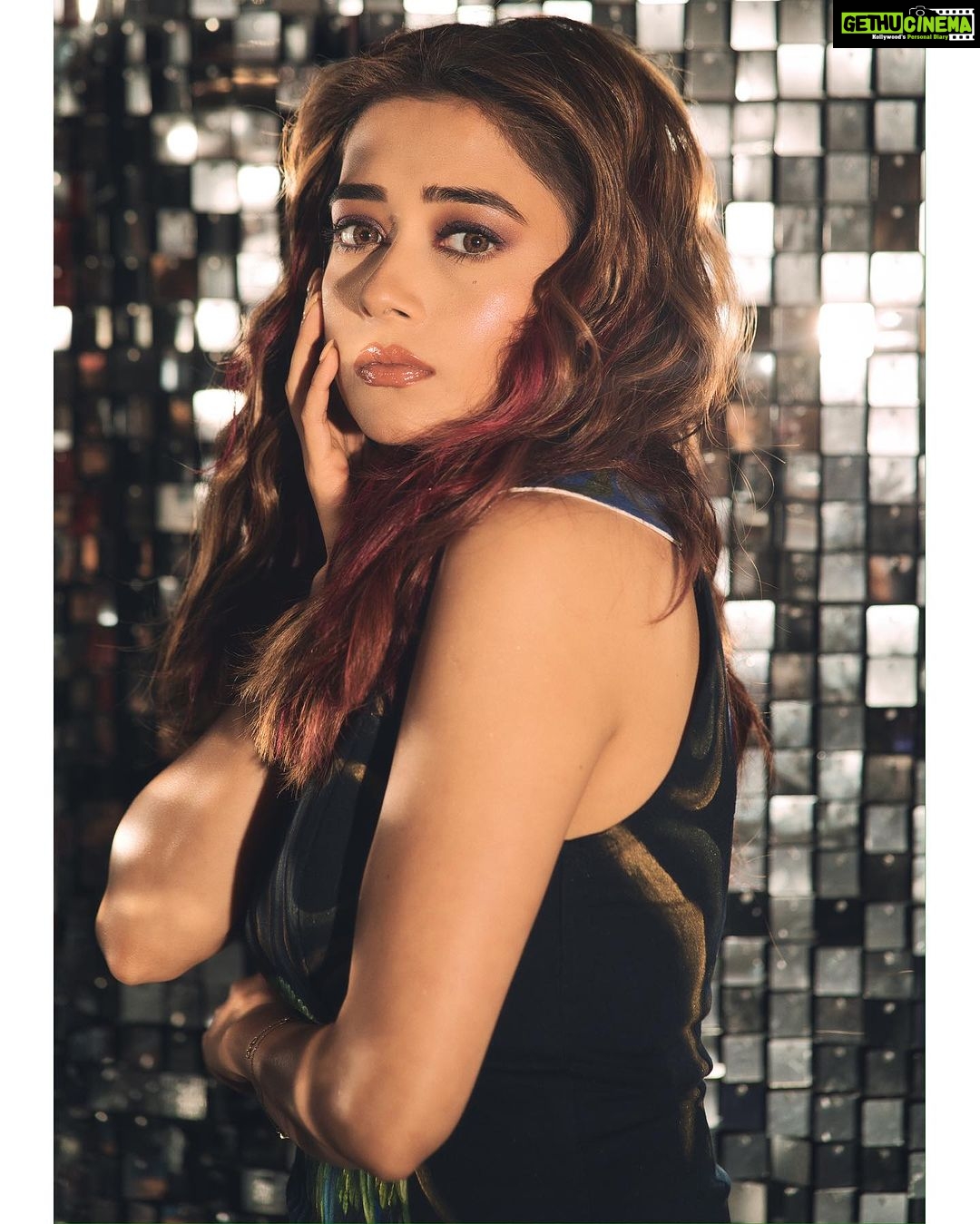 Tina Datta Instagram - . Baarish hai baahar, Par aaj party karne ka mood hai Yaar! Kya karu pata nahi; Ho hi jaati hu Tayaar!! βΊοΈππ . . . #EklaChaloRe #WarriorPrincess #TinaKaStyle #fashion #style #lookbook #stylefile #weekend #partymood #monsoon #tinadatta