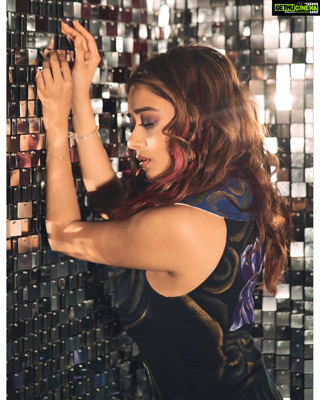 Tina Datta Instagram - . Baarish hai baahar, Par aaj party karne ka mood hai Yaar! Kya karu pata nahi; Ho hi jaati hu Tayaar!! βΊοΈππ . . . #EklaChaloRe #WarriorPrincess #TinaKaStyle #fashion #style #lookbook #stylefile #weekend #partymood #monsoon #tinadatta