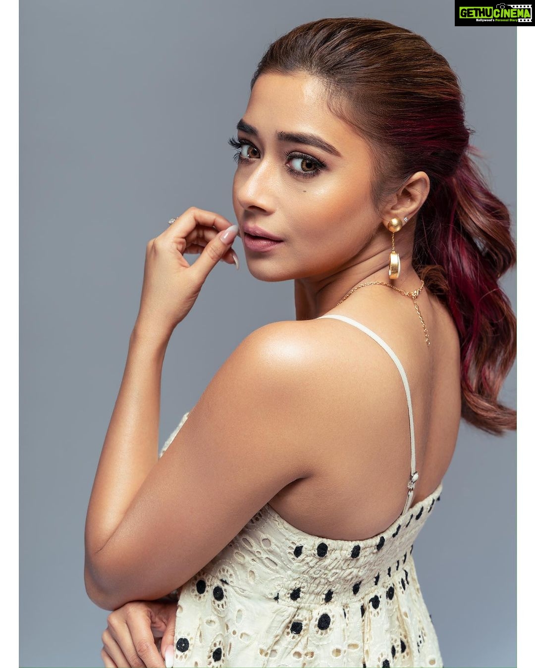 Tina Datta Instagram - Magnanimous, Magnificent and Magical!! The M’s in you are an answer to their “WHY’s” . . . #EklaChaloRe #WarriorPrincess #lookbook #stylefile #fashion #style #instagood #tinadatta