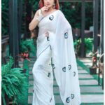 Tina Datta Instagram - Ek toh saree aur woh bhi meri favourite white Aur kya chaiye right? Ho gayi aaj ki shayari ab enjoy your Wednesday right!! . . . #EklaChaloRe #WarriorPrincess #TinaKaStyle #fashion #style #sareelove #sareefashion #saree #goodvibes #fyp #tinadatta