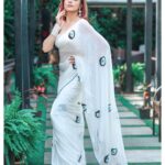 Tina Datta Instagram - Ek toh saree aur woh bhi meri favourite white Aur kya chaiye right? Ho gayi aaj ki shayari ab enjoy your Wednesday right!! . . . #EklaChaloRe #WarriorPrincess #TinaKaStyle #fashion #style #sareelove #sareefashion #saree #goodvibes #fyp #tinadatta
