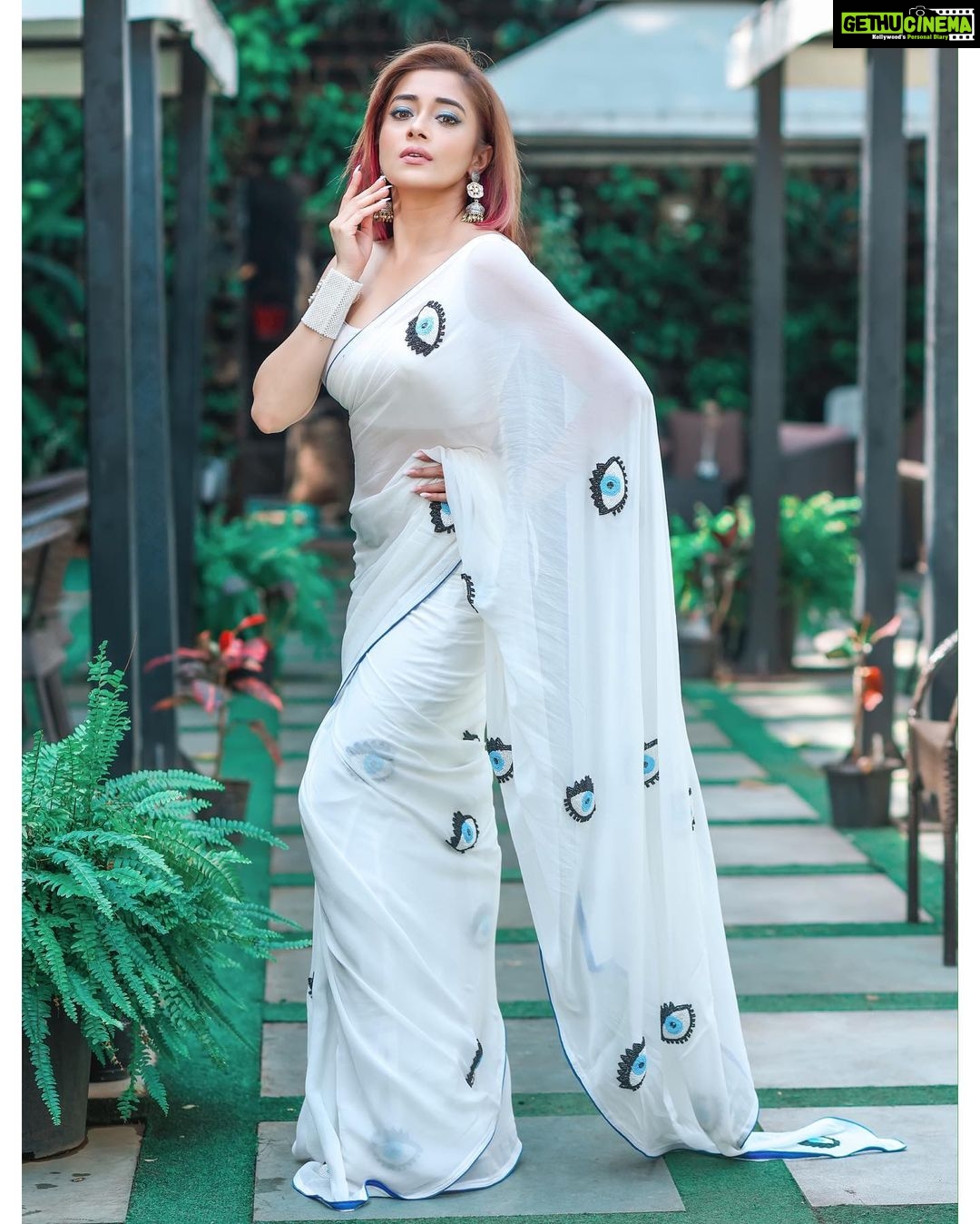 Tina Datta Instagram - Ek toh saree aur woh bhi meri favourite white Aur kya chaiye right? Ho gayi aaj ki shayari ab enjoy your Wednesday right!! . . . #EklaChaloRe #WarriorPrincess #TinaKaStyle #fashion #style #sareelove #sareefashion #saree #goodvibes #fyp #tinadatta
