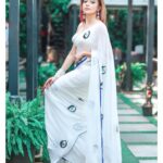 Tina Datta Instagram - Ek toh saree aur woh bhi meri favourite white Aur kya chaiye right? Ho gayi aaj ki shayari ab enjoy your Wednesday right!! . . . #EklaChaloRe #WarriorPrincess #TinaKaStyle #fashion #style #sareelove #sareefashion #saree #goodvibes #fyp #tinadatta