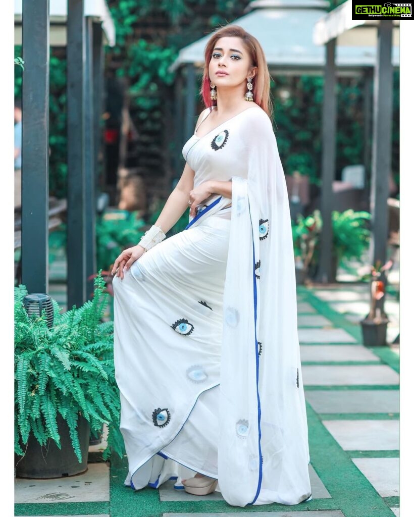 Tina Datta Instagram - Ek toh saree aur woh bhi meri favourite white Aur kya chaiye right? Ho gayi aaj ki shayari ab enjoy your Wednesday right!! . . . #EklaChaloRe #WarriorPrincess #TinaKaStyle #fashion #style #sareelove #sareefashion #saree #goodvibes #fyp #tinadatta