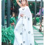 Tina Datta Instagram - Ek toh saree aur woh bhi meri favourite white Aur kya chaiye right? Ho gayi aaj ki shayari ab enjoy your Wednesday right!! . . . #EklaChaloRe #WarriorPrincess #TinaKaStyle #fashion #style #sareelove #sareefashion #saree #goodvibes #fyp #tinadatta