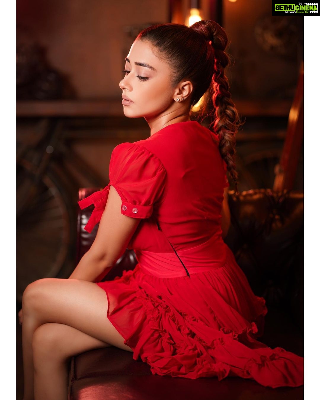 Tina Datta Instagram - A little bit of red Lots of spice If you thought this girl is nice Well you got the one million rupees question right! Wah wah toh boliye ji… One million rupees coming to you in October in 2000 rupee notes 😂😂 . . . #EklaChaloRe #WarriorPrincess #TinaKaStyle #fashion #style #lookbook #stylefile #photooftheday #instagood #tinadatta