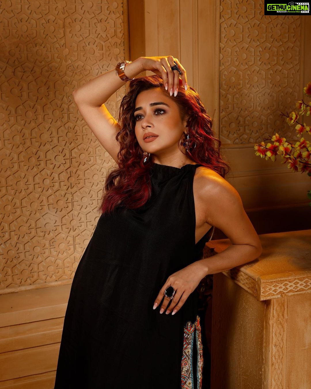Tina Datta Instagram - Black ki kahani Aisi White ke bina adhuri And that’s all the poetry I can write. But I hope you can hit like at this pretty sight! . . . #EklaChaloRe #WarriorPrincess #TinaKaStyle #lookbook #stylefile #fashion #style #stylish #ootd #ootdfashion #tinadatta