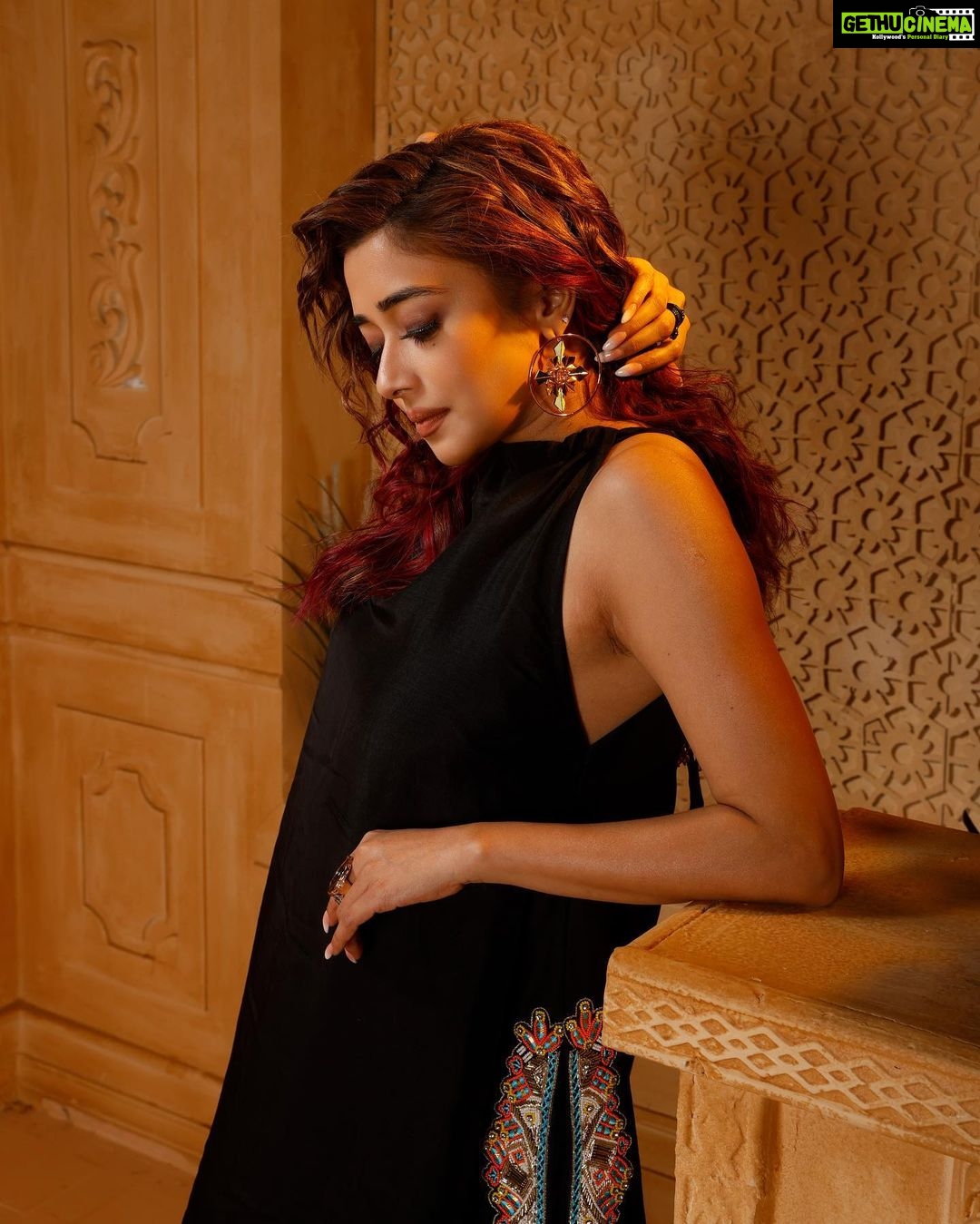 Tina Datta Instagram - Black ki kahani Aisi White ke bina adhuri And that’s all the poetry I can write. But I hope you can hit like at this pretty sight! . . . #EklaChaloRe #WarriorPrincess #TinaKaStyle #lookbook #stylefile #fashion #style #stylish #ootd #ootdfashion #tinadatta