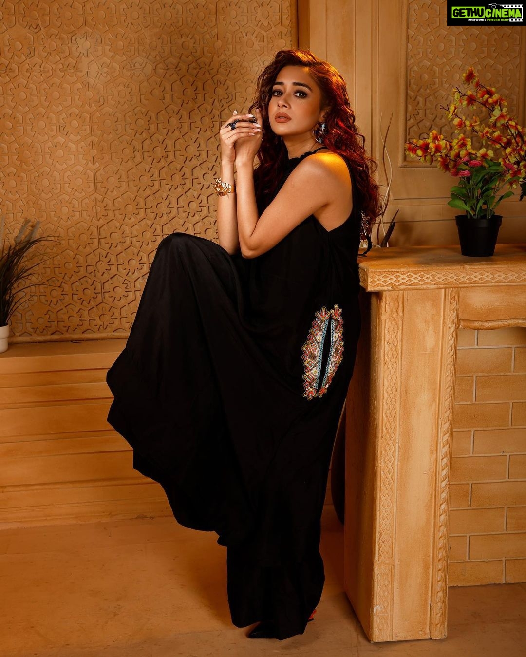 Tina Datta Instagram - Black ki kahani Aisi White ke bina adhuri And that’s all the poetry I can write. But I hope you can hit like at this pretty sight! . . . #EklaChaloRe #WarriorPrincess #TinaKaStyle #lookbook #stylefile #fashion #style #stylish #ootd #ootdfashion #tinadatta