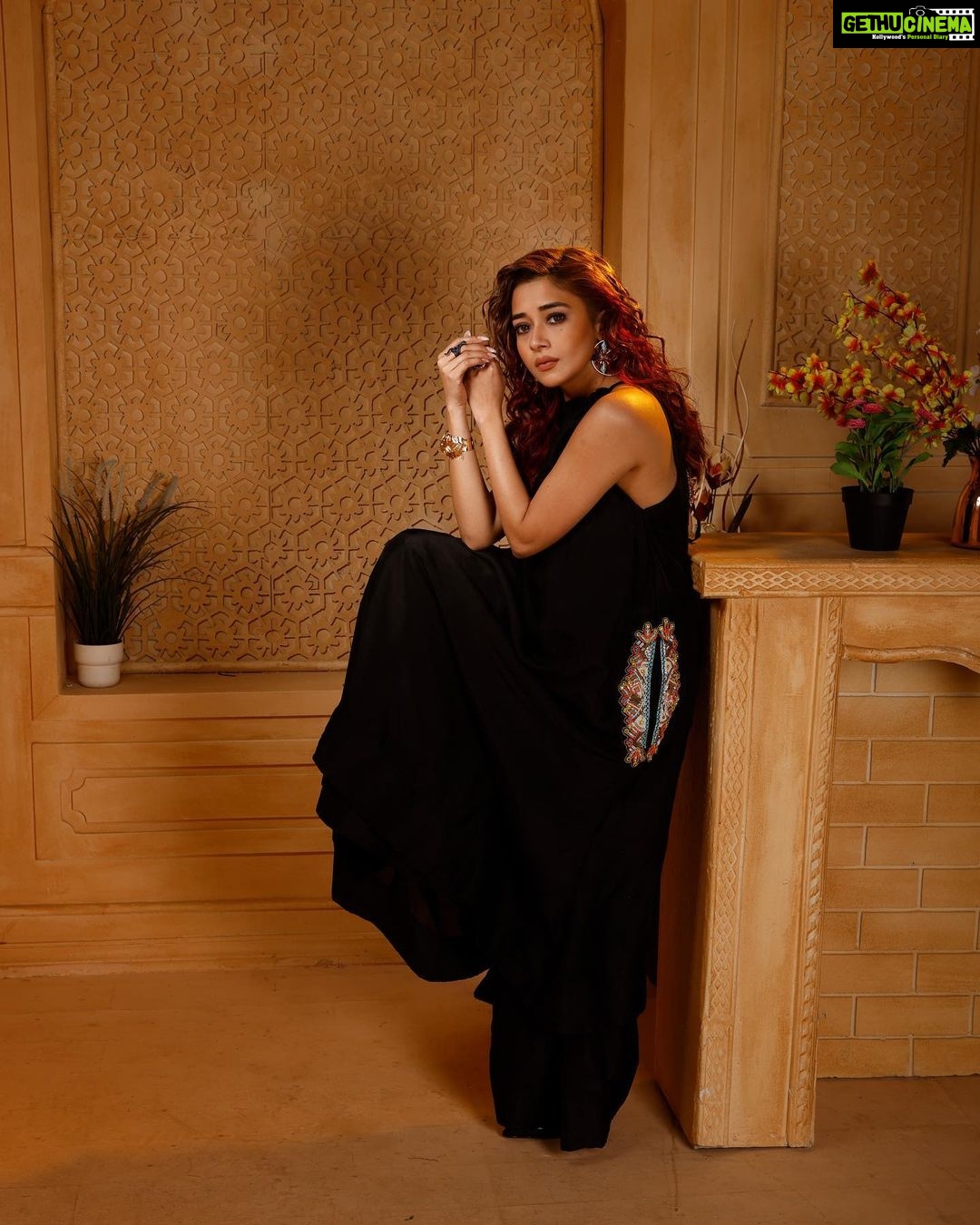 Tina Datta Instagram - Black ki kahani Aisi White ke bina adhuri And that’s all the poetry I can write. But I hope you can hit like at this pretty sight! . . . #EklaChaloRe #WarriorPrincess #TinaKaStyle #lookbook #stylefile #fashion #style #stylish #ootd #ootdfashion #tinadatta