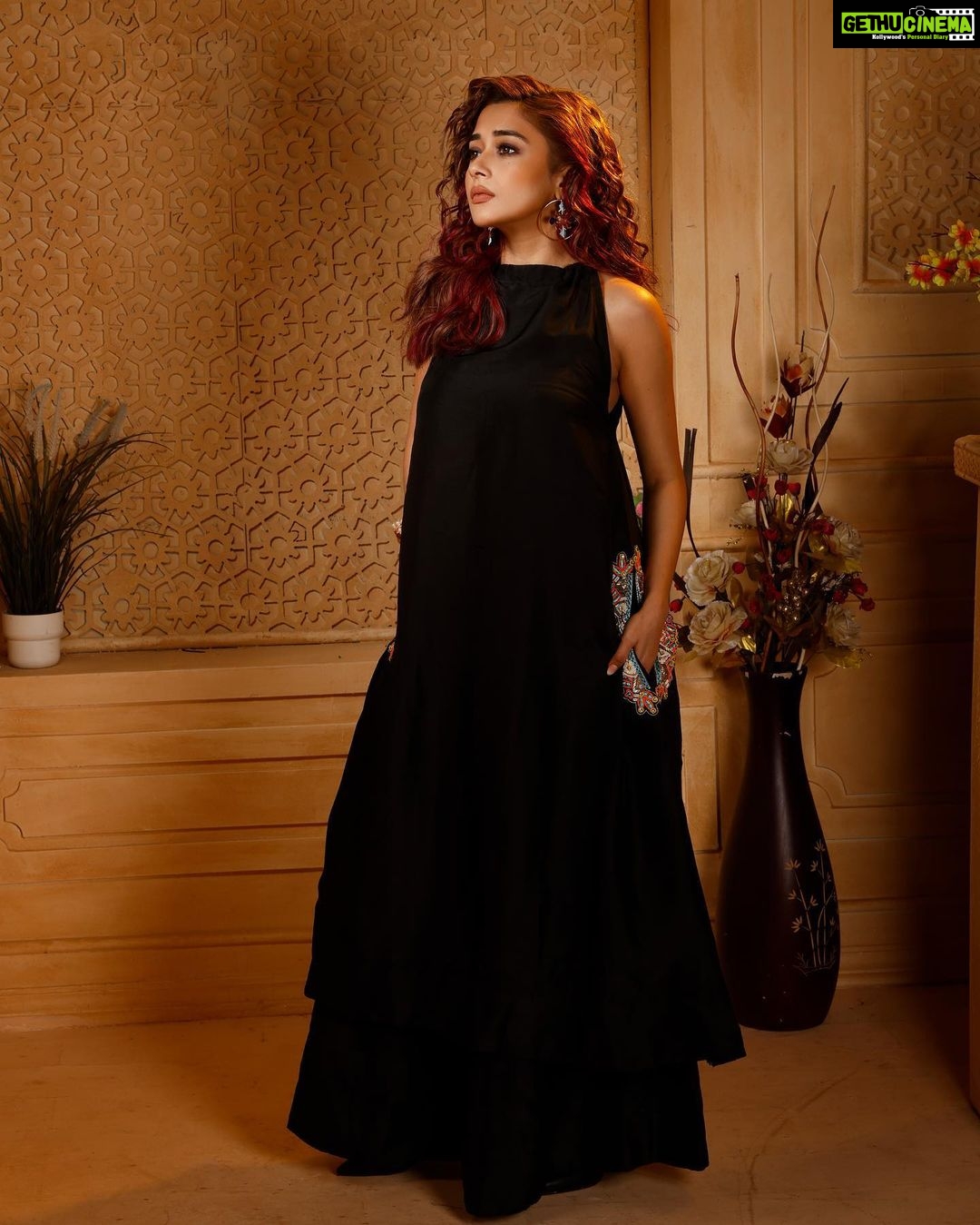 Tina Datta Instagram - Black ki kahani Aisi White ke bina adhuri And that’s all the poetry I can write. But I hope you can hit like at this pretty sight! . . . #EklaChaloRe #WarriorPrincess #TinaKaStyle #lookbook #stylefile #fashion #style #stylish #ootd #ootdfashion #tinadatta