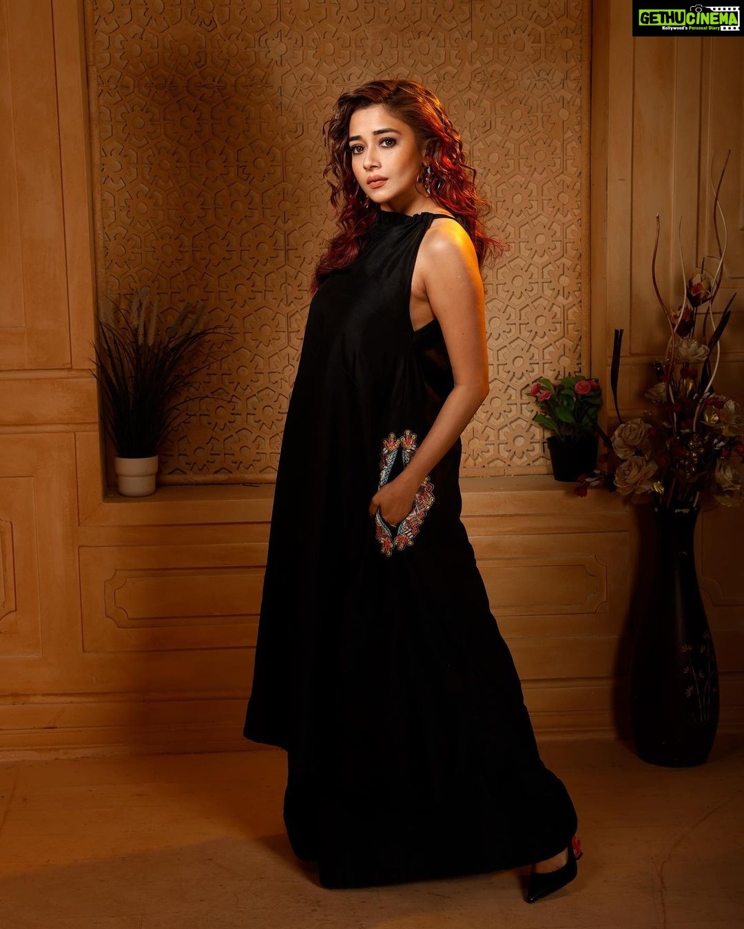 Tina Datta Instagram - Black ki kahani Aisi White ke bina adhuri And that’s all the poetry I can write. But I hope you can hit like at this pretty sight! . . . #EklaChaloRe #WarriorPrincess #TinaKaStyle #lookbook #stylefile #fashion #style #stylish #ootd #ootdfashion #tinadatta