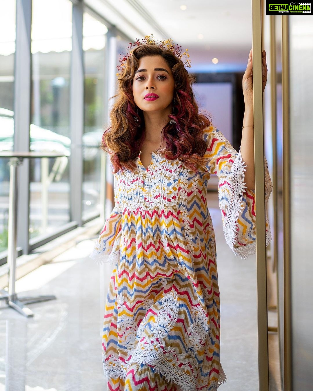 Tina Datta Instagram - Women of choice, words and efforts!! She makes her own crown and wears dignity on. Coz she’s the most beautiful representation of divinity. And She is You!! . . . #EklaChaloRe #WarriorPrincess #TinaKaStyle #fashion #style #fashiongram #lookbook #stylefile #crown #tinadatta