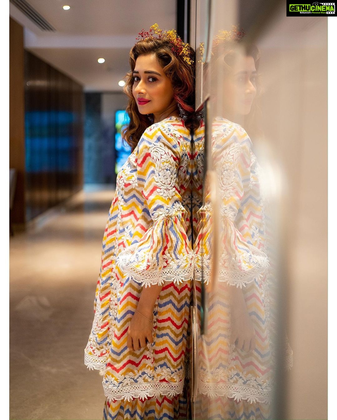 Tina Datta Instagram - Women of choice, words and efforts!! She makes her own crown and wears dignity on. Coz she’s the most beautiful representation of divinity. And She is You!! . . . #EklaChaloRe #WarriorPrincess #TinaKaStyle #fashion #style #fashiongram #lookbook #stylefile #crown #tinadatta