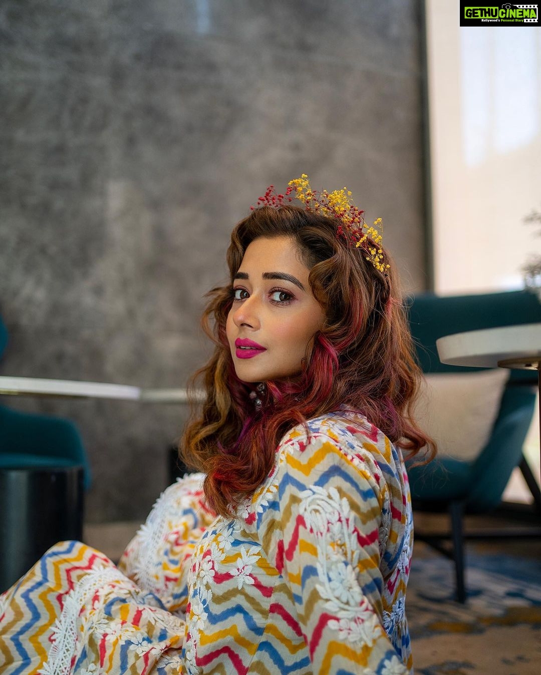 Tina Datta Instagram - Women of choice, words and efforts!! She makes her own crown and wears dignity on. Coz she’s the most beautiful representation of divinity. And She is You!! . . . #EklaChaloRe #WarriorPrincess #TinaKaStyle #fashion #style #fashiongram #lookbook #stylefile #crown #tinadatta