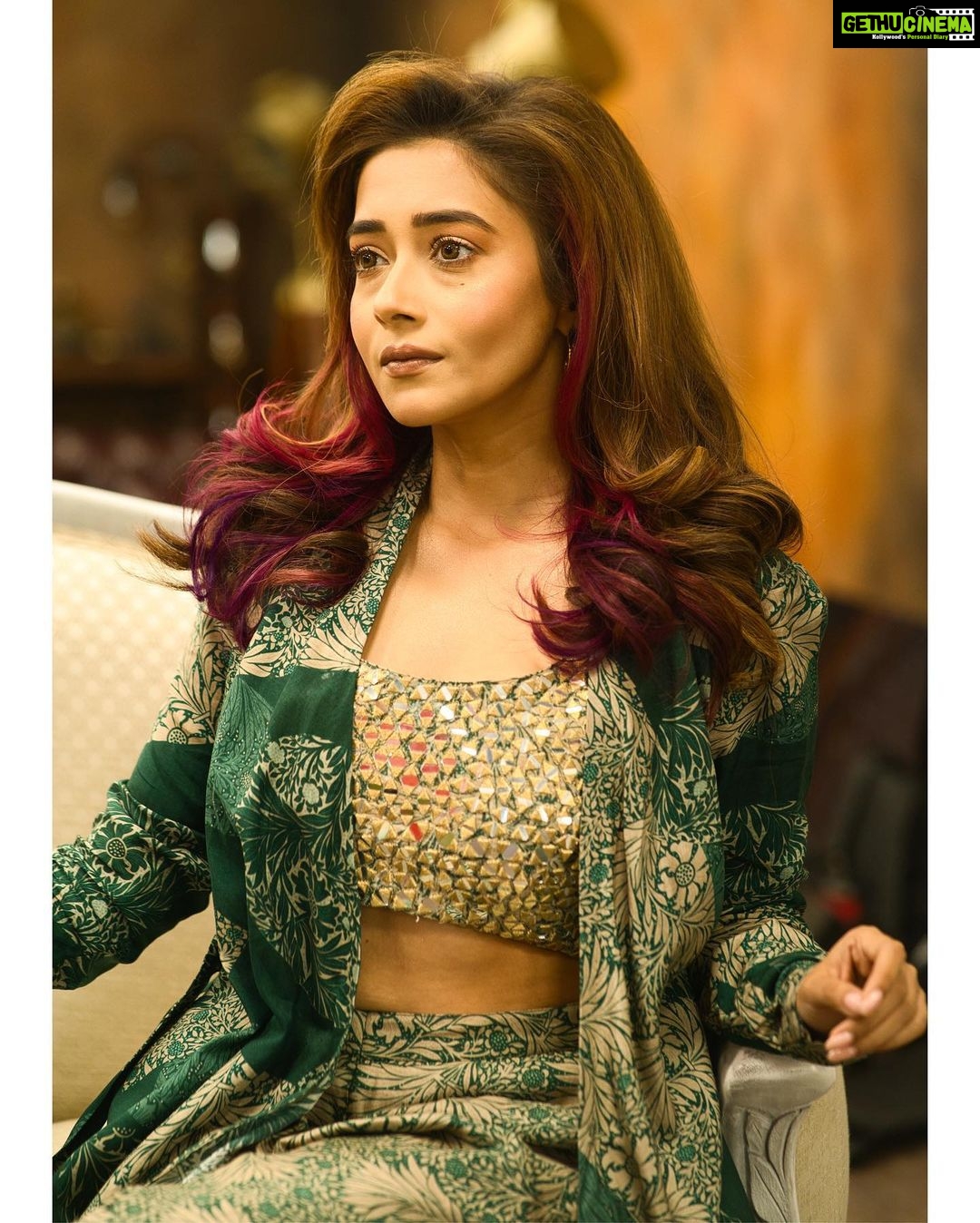 Tina Datta Instagram - History ain’t created in a day!! Your legacy is the perfect reflection of your eminence… 💫 . . . #EklaChaloRe #WarriorPrincess #TinaKaStyle #fashion #style #stylefile #lookbook #instagood #instadaily #tinadatta