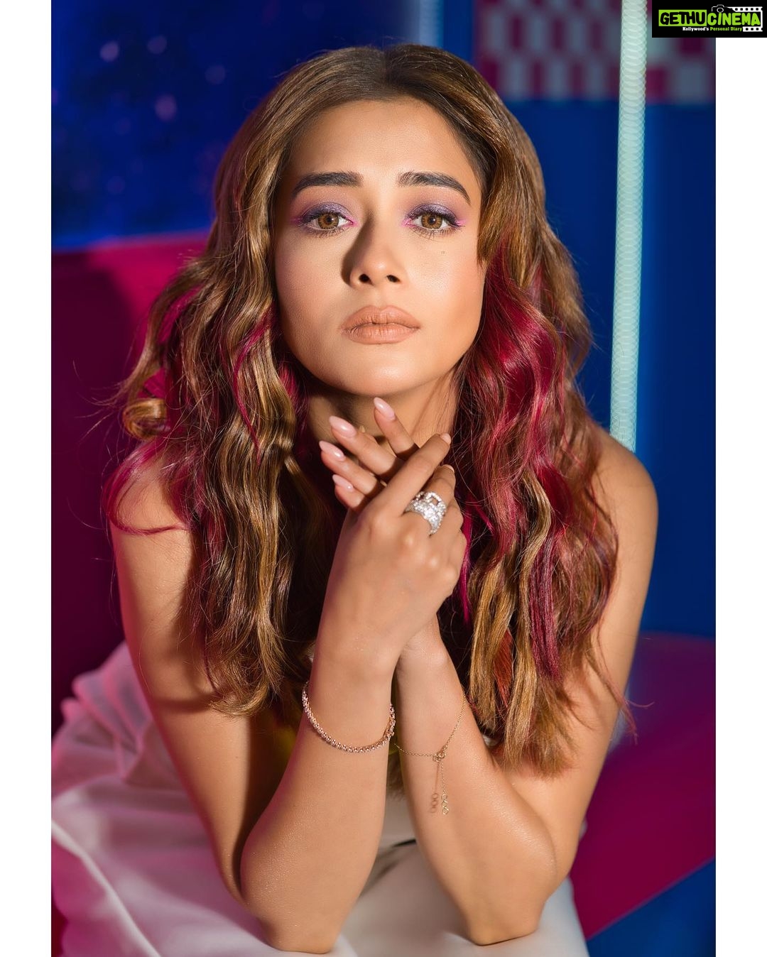 Tina Datta Instagram - That spirit in you never gets old… The best is yet to come!! . . #EklaChaloRe #WarriorPrincess #TinaKaStyle #fashion #potd #style #lookbook #stylefile #tinadatta