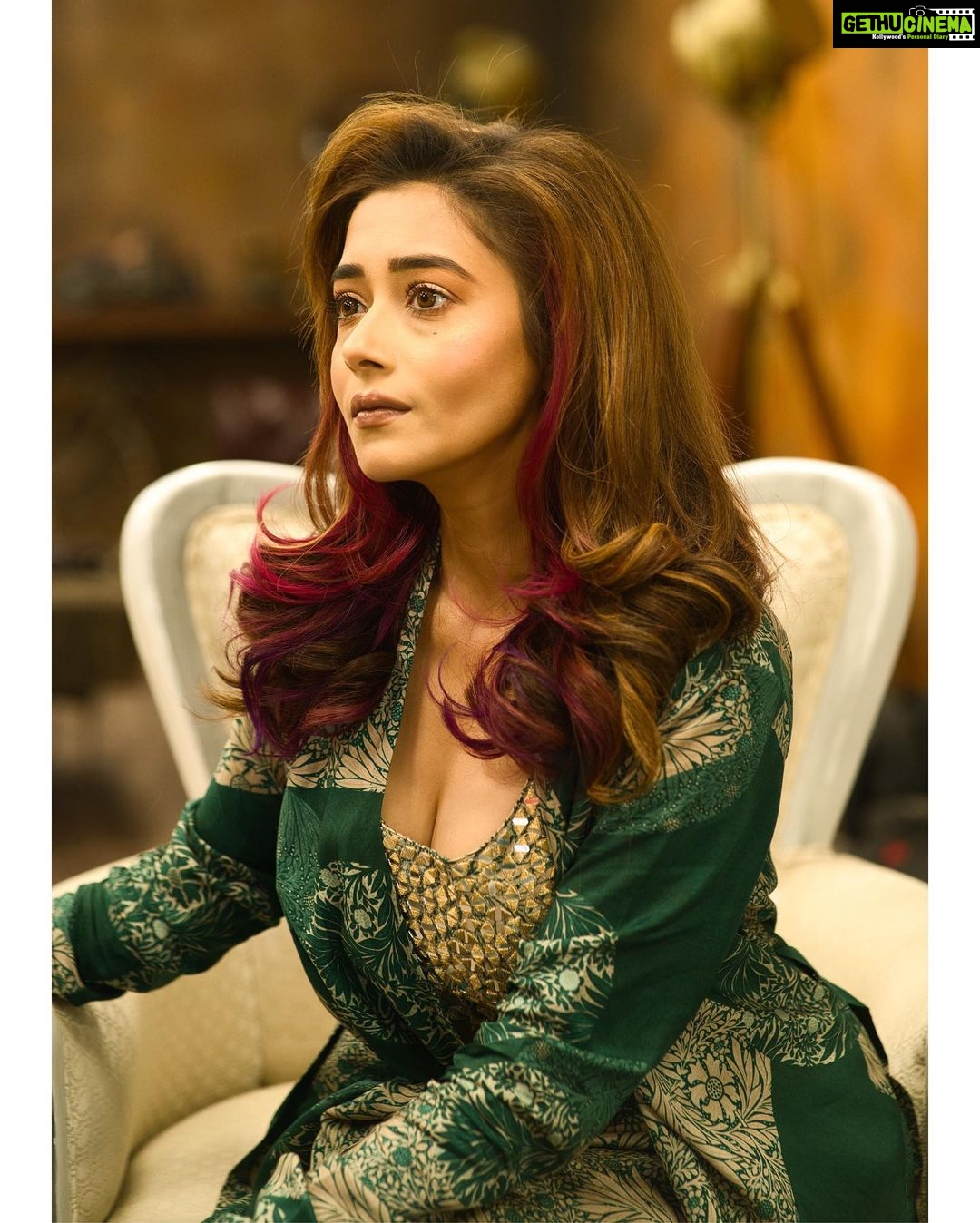 Tina Datta Instagram - History ain’t created in a day!! Your legacy is the perfect reflection of your eminence… 💫 . . . #EklaChaloRe #WarriorPrincess #TinaKaStyle #fashion #style #stylefile #lookbook #instagood #instadaily #tinadatta