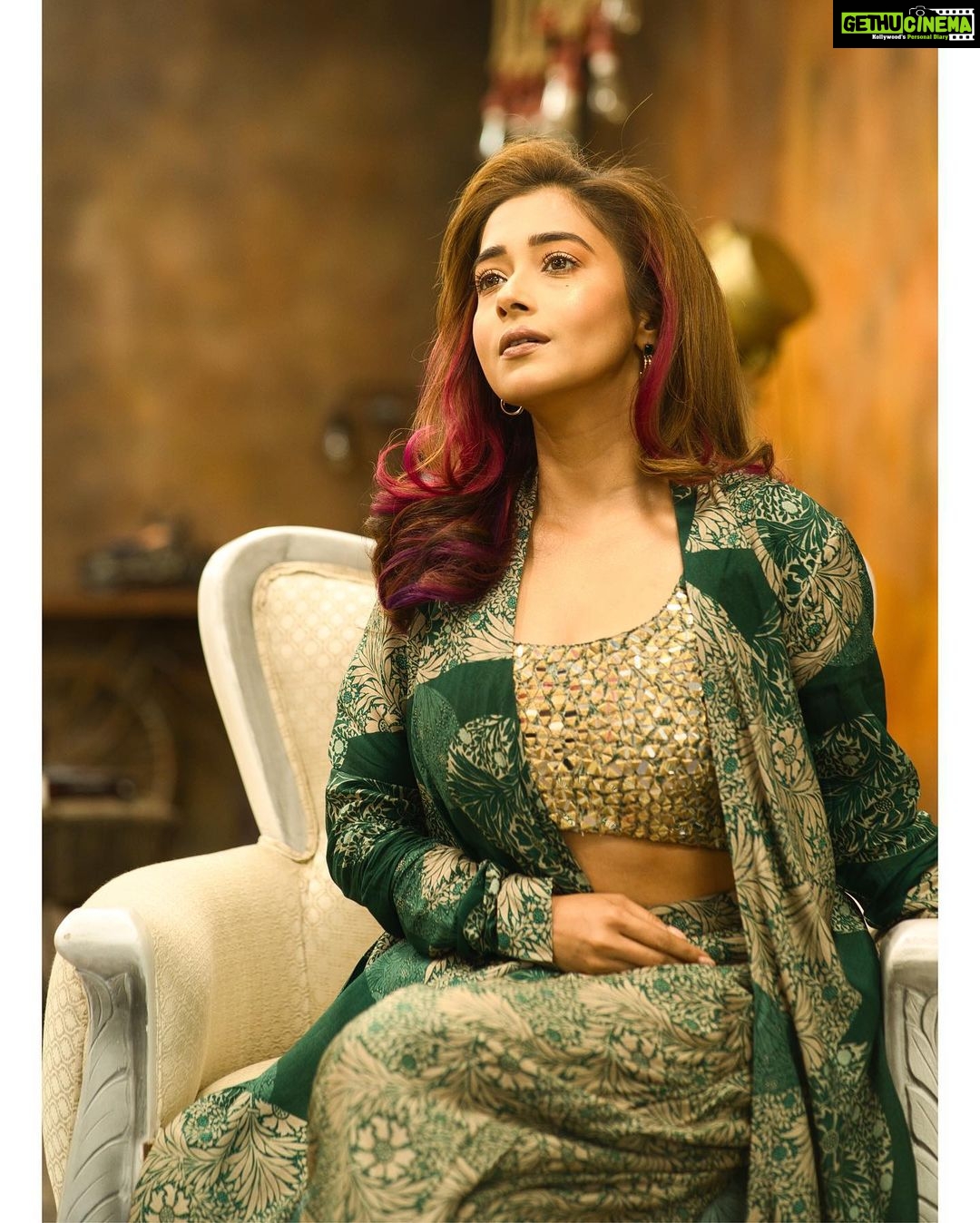 Tina Datta Instagram - History ain’t created in a day!! Your legacy is the perfect reflection of your eminence… 💫 . . . #EklaChaloRe #WarriorPrincess #TinaKaStyle #fashion #style #stylefile #lookbook #instagood #instadaily #tinadatta