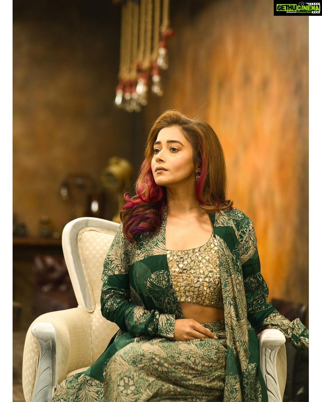 Tina Datta Instagram - History ain’t created in a day!! Your legacy is the perfect reflection of your eminence… 💫 . . . #EklaChaloRe #WarriorPrincess #TinaKaStyle #fashion #style #stylefile #lookbook #instagood #instadaily #tinadatta