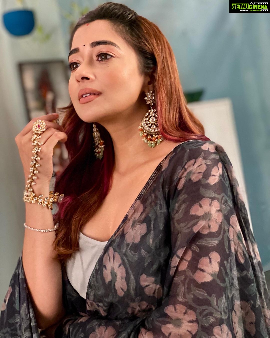 Tina Datta Instagram - Somvaar aaj se Surili ke naam... Waqt ke aage badhte, aa gayi hai #SurShiv ki zindagii naye mod par. Kuch uljhane, kayi khatre; but yeh pyaar na hoga kam... Dekhte rahiye Hum Rahe Na Rahe Hum. Aur comments mein bataye voh kya hai joh aap Surili se relate karte ho? Monday-Friday 9:00 PM on @sonytvofficial @swastikproductions . . . #SomvaarWithSurili #EklaChaloRe #WarriorPrincess #HumRaheNaRaheHum #sonyentertainmenttelevision #gratitude #instagood #surili #instadaily #tinadatta