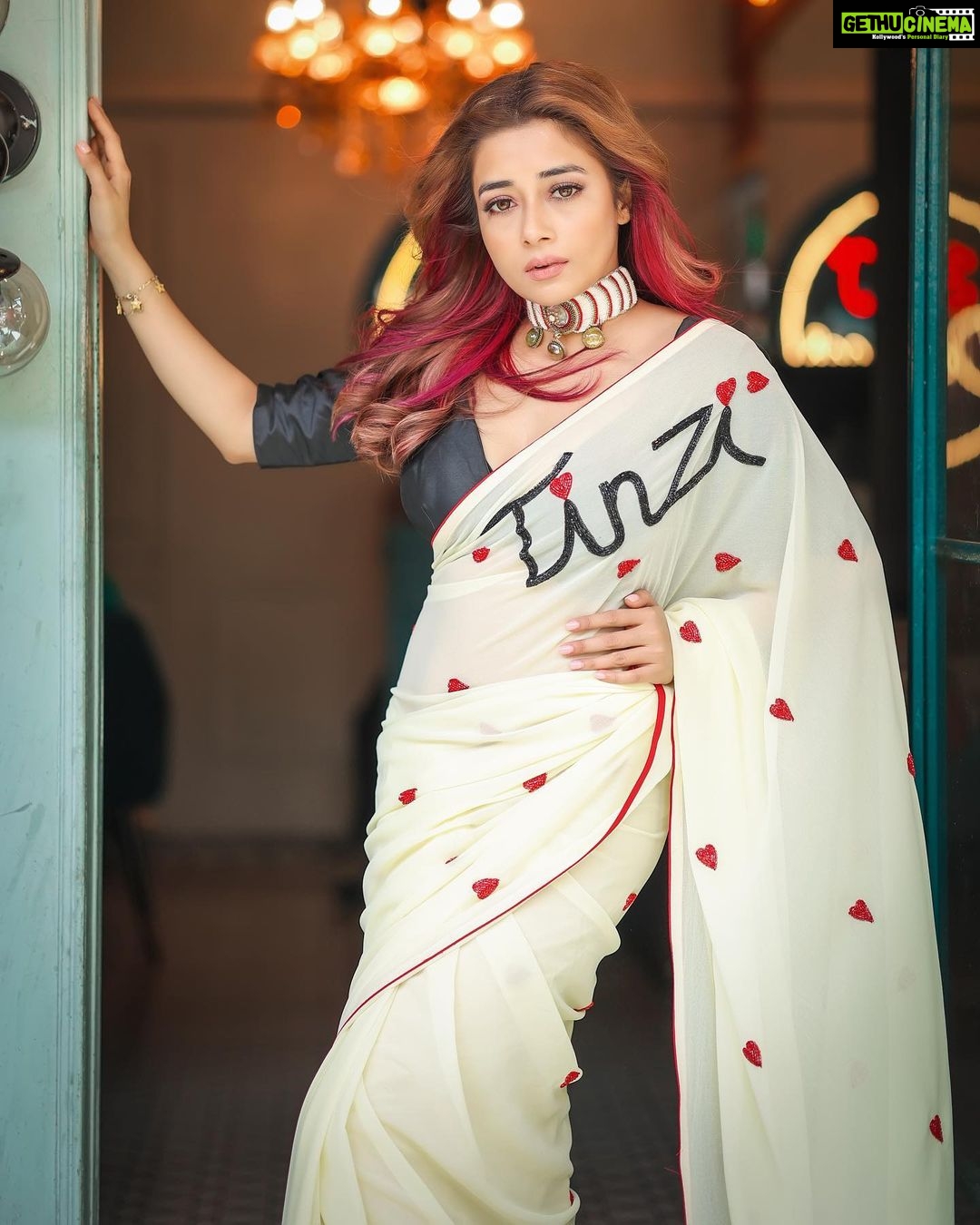 Tina Datta Instagram - Symphony of kindness and epiphany of love!! She threads everyone in oneness… That’s a woman. Many in One!! . . . #EklaChaloRe #WarriorPrincess #TinaKaStyle #fashion #style #lookbook #stylefile #sareelove #tinadatta