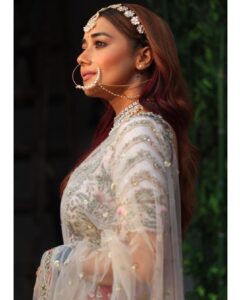 Tina Datta Instagram - Badlaav ki iss kahani mein, pyaar le aaya hai ek naya mod. Kaise karenge Surili aur Shivendra aane wale saare toofano ka saamna? Jaane ke liye dekhte rahiye Hum Rahe Na Rahe Hum; Monday to Friday, rat 9:00 baje, Sony Entertainment Television par. @sonytvofficial @swastikproductions 
.
.
.
#SuriliShivKiShaadi #HumRaheNaRaheHum #SonyEntertainmentTelevision #wedding #photodump #jaybhanushali #tinadatta
