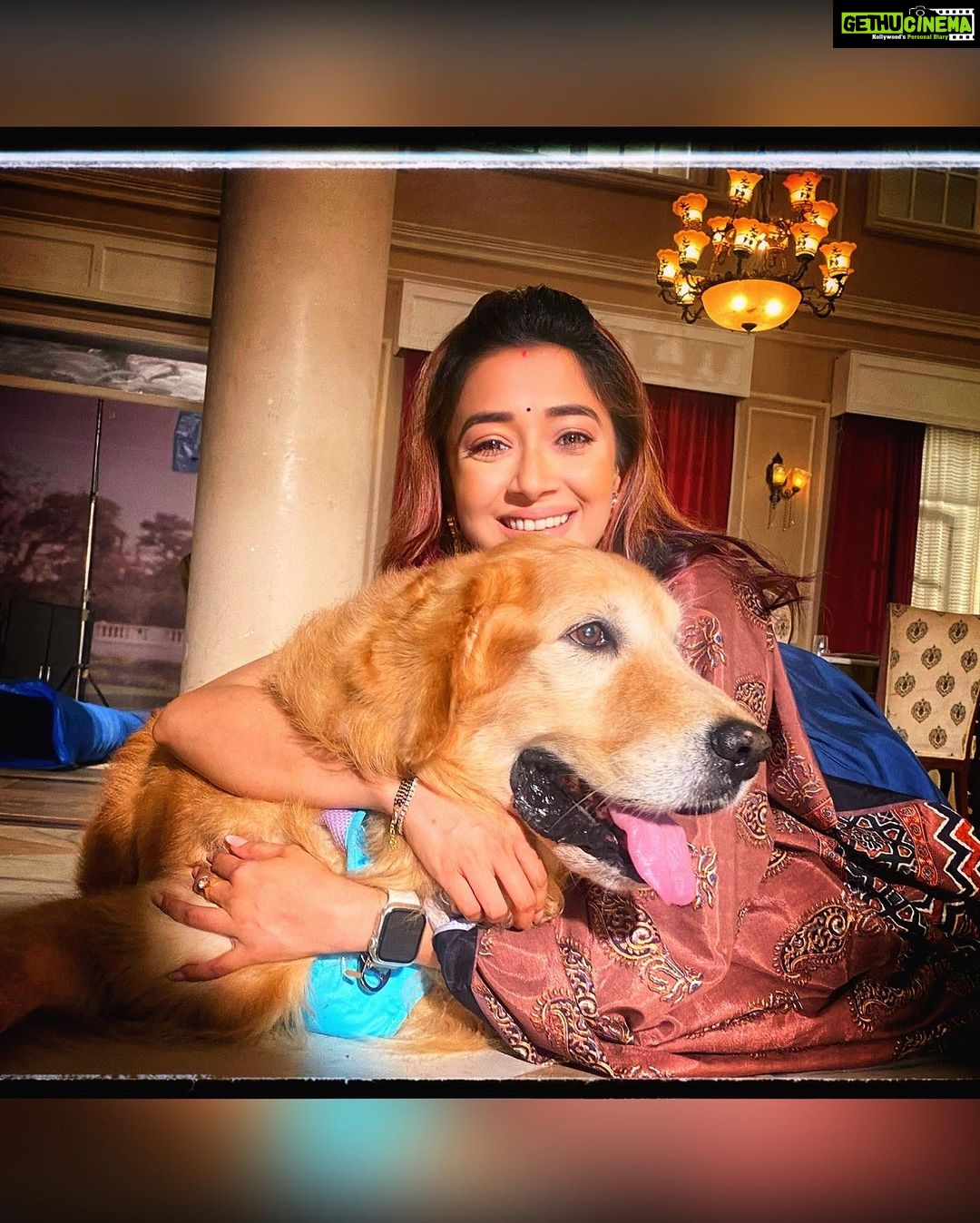 Tina Datta Instagram - A hug that takes away all my stress and worries... My baby boy!! ❤️ . . . #FamilyDatta #FamilySunday #EklaChaloRe #WarriorPrincess #HumRaheNaRaheHum #dogsofinstagram #petlovers #doglover #tinadatta Umbergaon