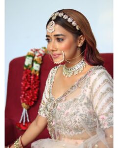 Tina Datta Instagram - Badlaav ki iss kahani mein, pyaar le aaya hai ek naya mod. Kaise karenge Surili aur Shivendra aane wale saare toofano ka saamna? Jaane ke liye dekhte rahiye Hum Rahe Na Rahe Hum; Monday to Friday, rat 9:00 baje, Sony Entertainment Television par. @sonytvofficial @swastikproductions 
.
.
.
#SuriliShivKiShaadi #HumRaheNaRaheHum #SonyEntertainmentTelevision #wedding #photodump #jaybhanushali #tinadatta