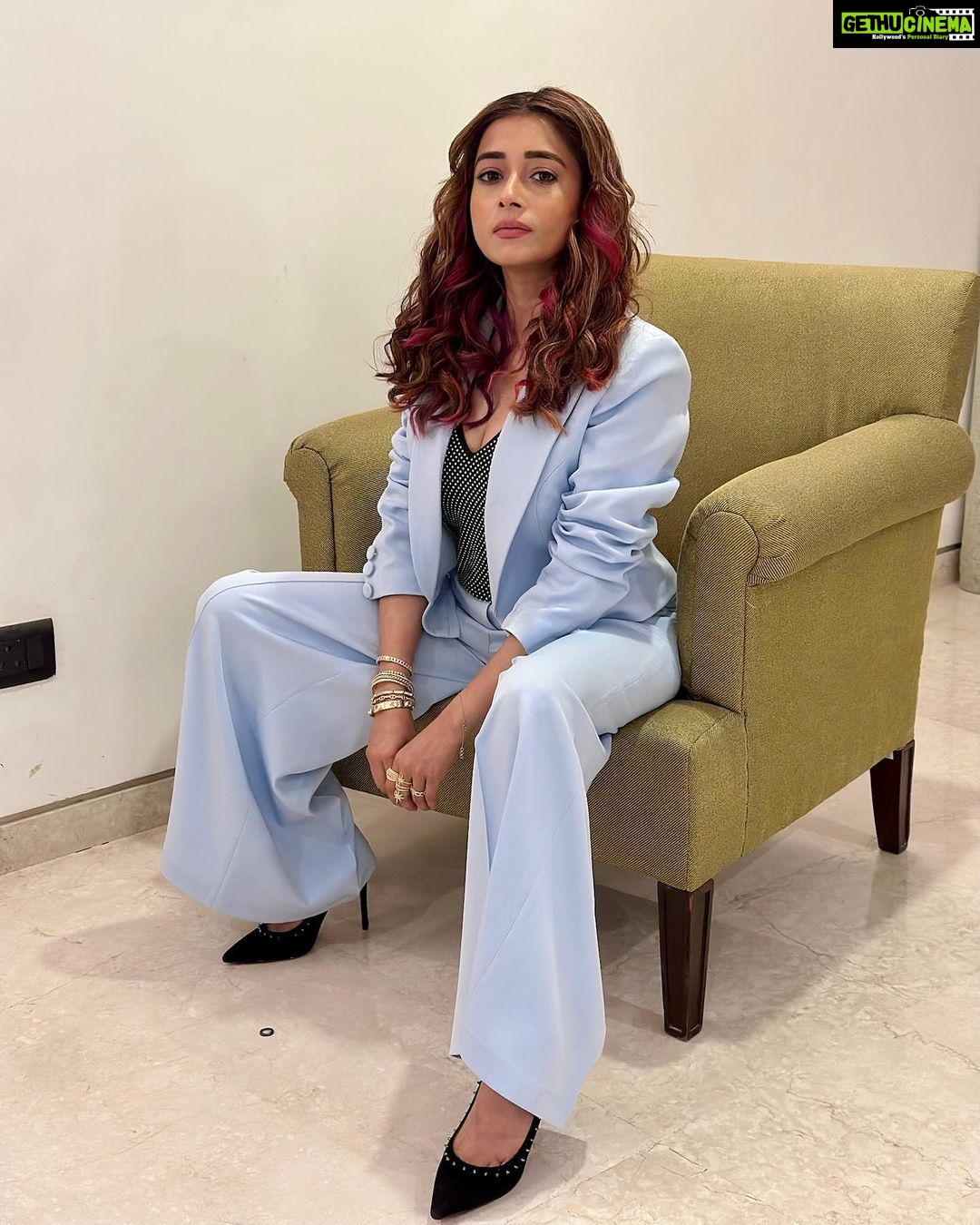 Tina Datta Instagram - This girl loves her work, maybe living in suitcases in and out of cities but love working around the clock, let’s keep it coming! #HappiestWhenImWorking . . . #EklaChaloRe #WarriorPrincess #TinaKaStyle #workmode #eventdiaries #lookbook #stylefile #tinadatta