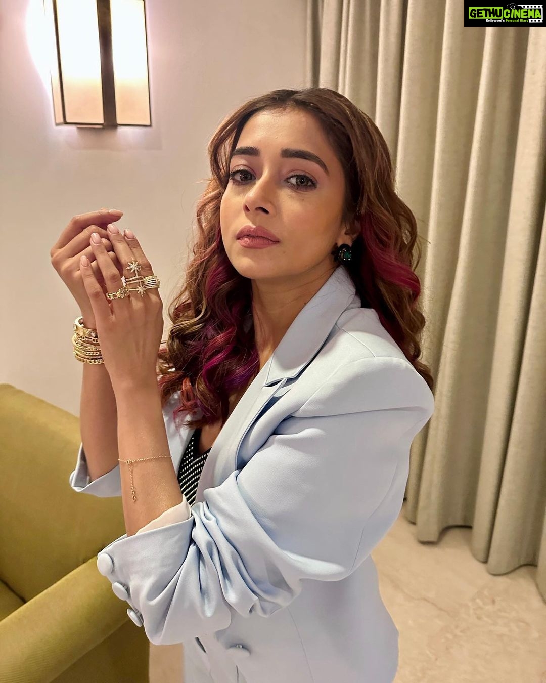 Tina Datta Instagram - This girl loves her work, maybe living in suitcases in and out of cities but love working around the clock, let’s keep it coming! #HappiestWhenImWorking . . . #EklaChaloRe #WarriorPrincess #TinaKaStyle #workmode #eventdiaries #lookbook #stylefile #tinadatta