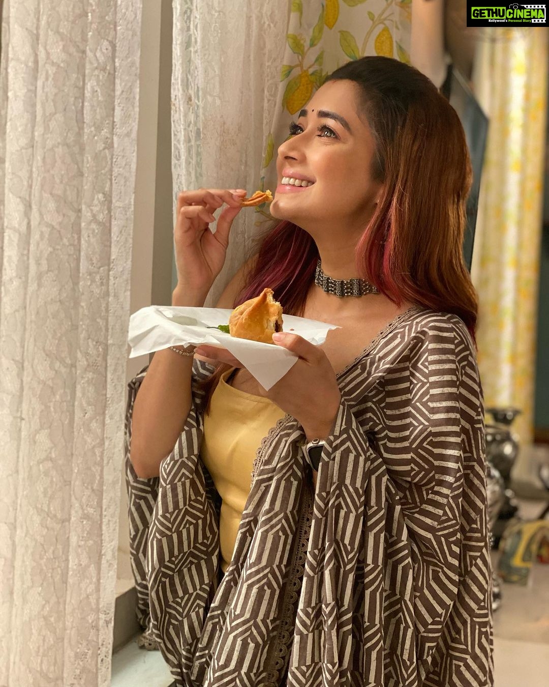 Tina Datta Instagram - When all diets go down with the rains! Woh Barish hi kya jis main pakode aur samose aur chai ka maaza nah liya… list toh lambi hai but trainer se post hide karne doh pehle!😉 Aur kya aap dekh rahe hain HUM RAHE NA RAHE HUM? Aur kaisa lag raha hain, Bataiye jaldi se comment section mein... Kaun hain sabse pyaara, Aur kaun sabse shaandaar? Jaldi se likhiye Samai nikalkar😉😉 . . . #EklaChaloRe #WarriorPrincess #humrahenarahehum #sonyentertainmenttelevision #instagood #monsoon #rainyday #tinadatta