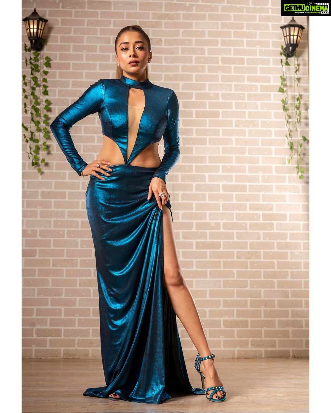 Tina Datta Instagram - Thanks #GlobalExcellenceAwards for this honour. Fashion Icon, Television!! Grateful ππ»β€οΈ PS. Itβs an absolute pleasure receiving an award from Madhuri Dixit Nene maβam. . . πΈ: @ayushgoenka_ π: @victor_robinsonofficial π: @the_jewel_gallery π§£: @stylingbyvictor @sohail__mughal___ π: @makeupbyrishabk Media Relations: @brandnbuzz . . @brandempower.in #EklaChaloRe #WarriorPrincess #TinaKaStyle #GEA2023 #brandempower #ootn #fashion #potd #photooftheday #style #lookbook #stylediary #tinadatta