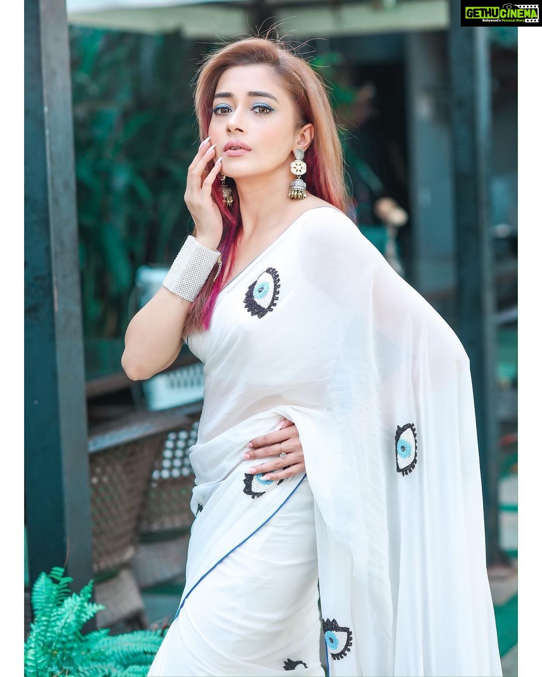 Tina Datta Instagram - Ek toh saree aur woh bhi meri favourite white Aur kya chaiye right? Ho gayi aaj ki shayari ab enjoy your Wednesday right!! . . . #EklaChaloRe #WarriorPrincess #TinaKaStyle #fashion #style #sareelove #sareefashion #saree #goodvibes #fyp #tinadatta