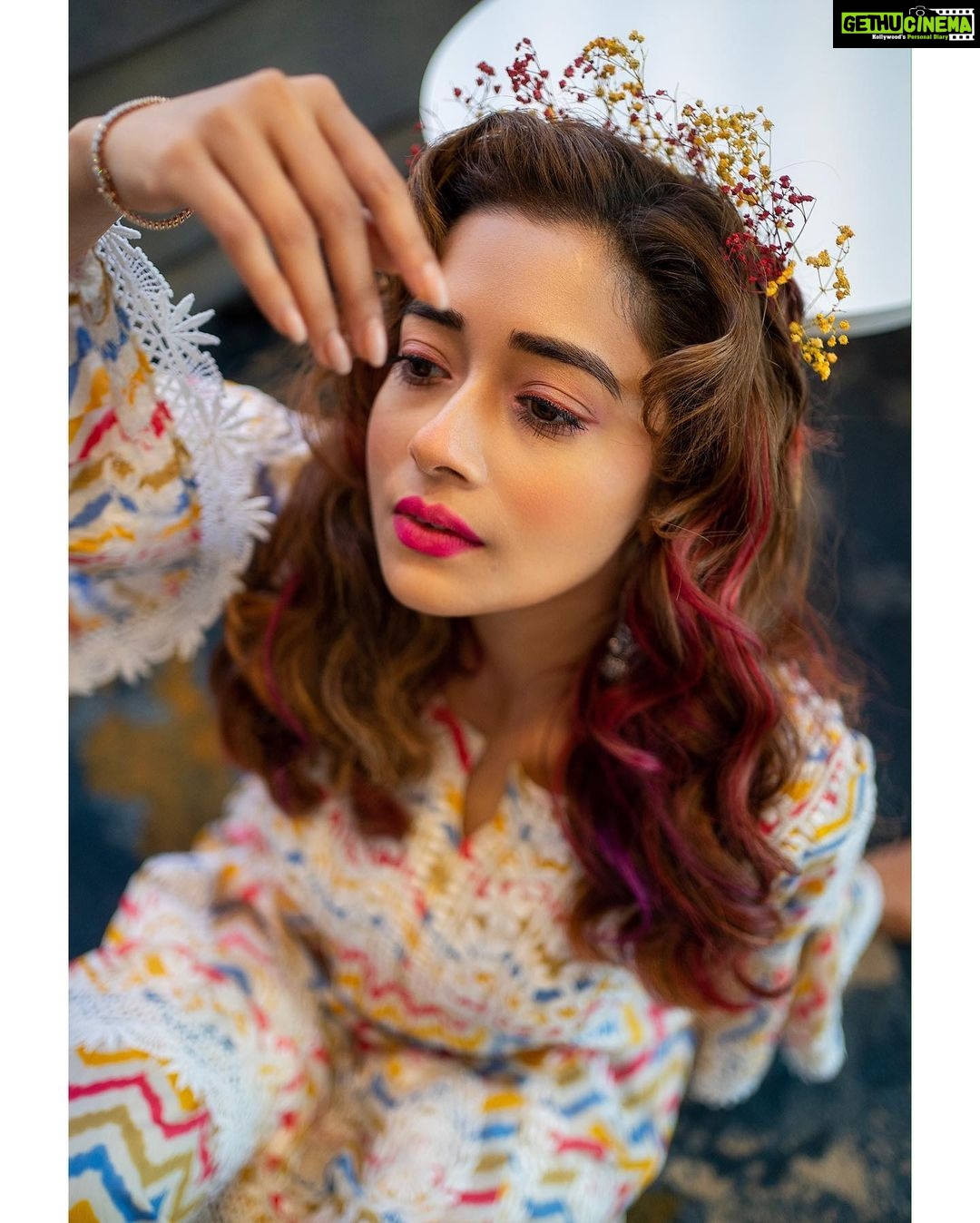 Tina Datta Instagram - Women of choice, words and efforts!! She makes her own crown and wears dignity on. Coz she’s the most beautiful representation of divinity. And She is You!! . . . #EklaChaloRe #WarriorPrincess #TinaKaStyle #fashion #style #fashiongram #lookbook #stylefile #crown #tinadatta