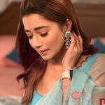 Tina Datta Instagram - In badalte haalato ka saamna kaise karegi Surili? Dekhte rahiye #HumRaheNaRaheHum Somvaar se Shukravaar shaam 7:30 baje sirf @sonytvofficial par . . . @swastikproductions @rahultewary @sktorigins @g3gill #SomvaarWithSurili #EklaChaloRe #WarriorPrincess #sonyentertainmenttelevision #gratitude #instagood #surili #instadaily #tinadatta
