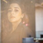 Tina Datta Instagram - Mausam hai bada hi suhana, Lage pyaara sa ruhana… Yuh lamho ki baaton mein, Dil ne dekha saawan mein sitaro ka chamakna!! . . . #EklaChaloRe #WarriorPrincess #TinaKaStyle #fashion #style #lookbook #stylefile #weekend #partymood #monsoon #tinadatta